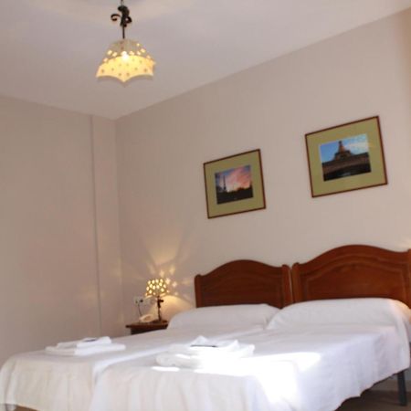 Hostal Carlos 2 La Linea de la Concepcion Bagian luar foto