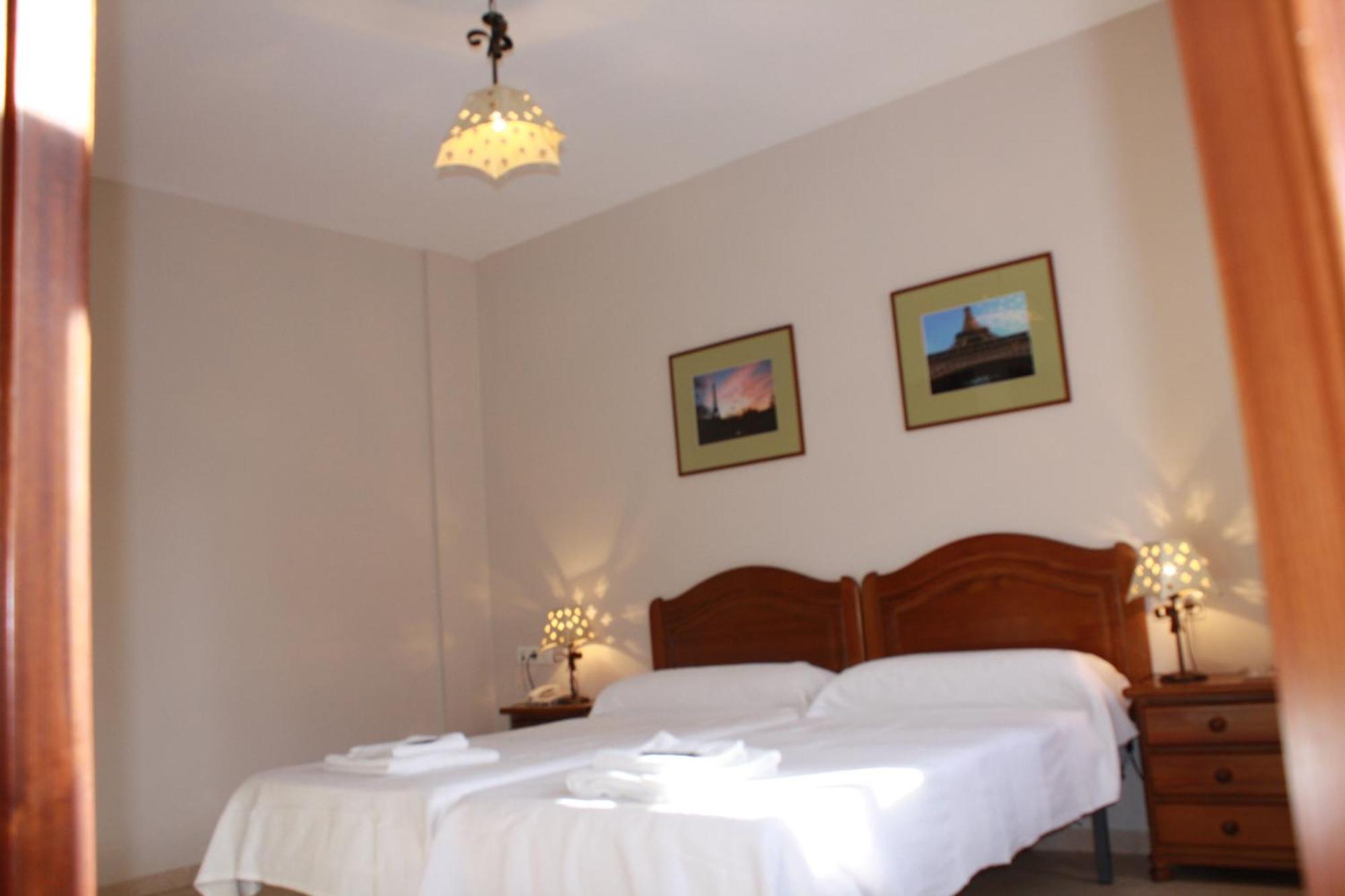 Hostal Carlos 2 La Linea de la Concepcion Bagian luar foto