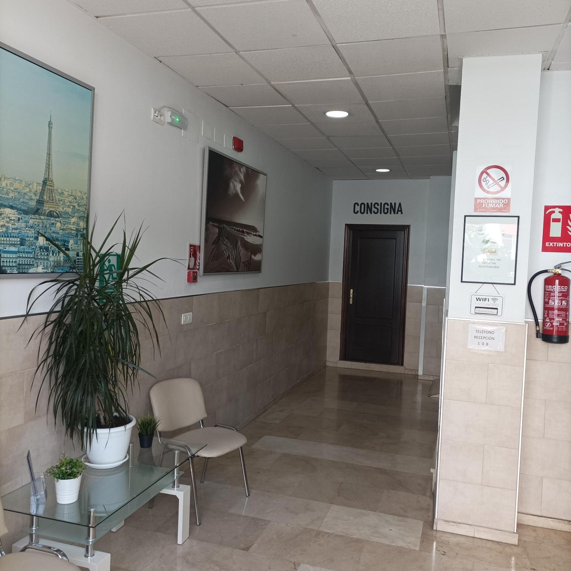 Hostal Carlos 2 La Linea de la Concepcion Bagian luar foto