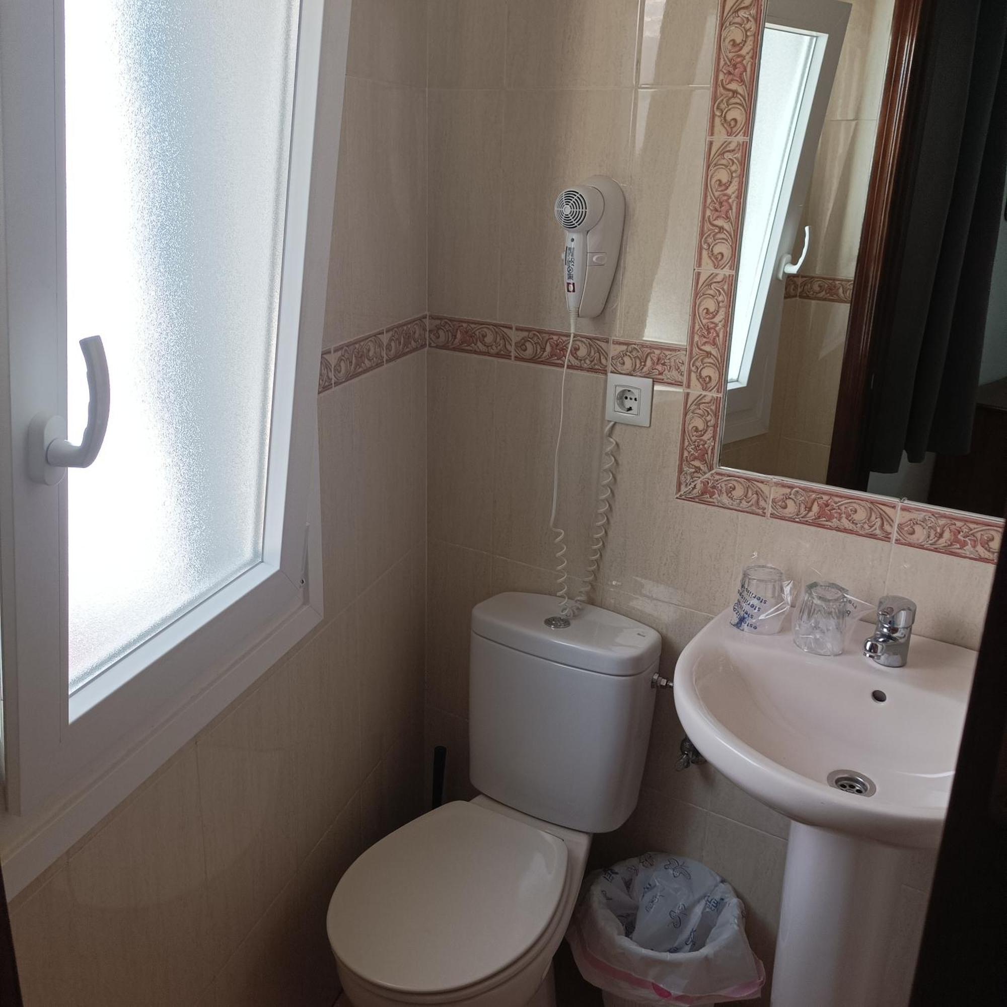 Hostal Carlos 2 La Linea de la Concepcion Bagian luar foto