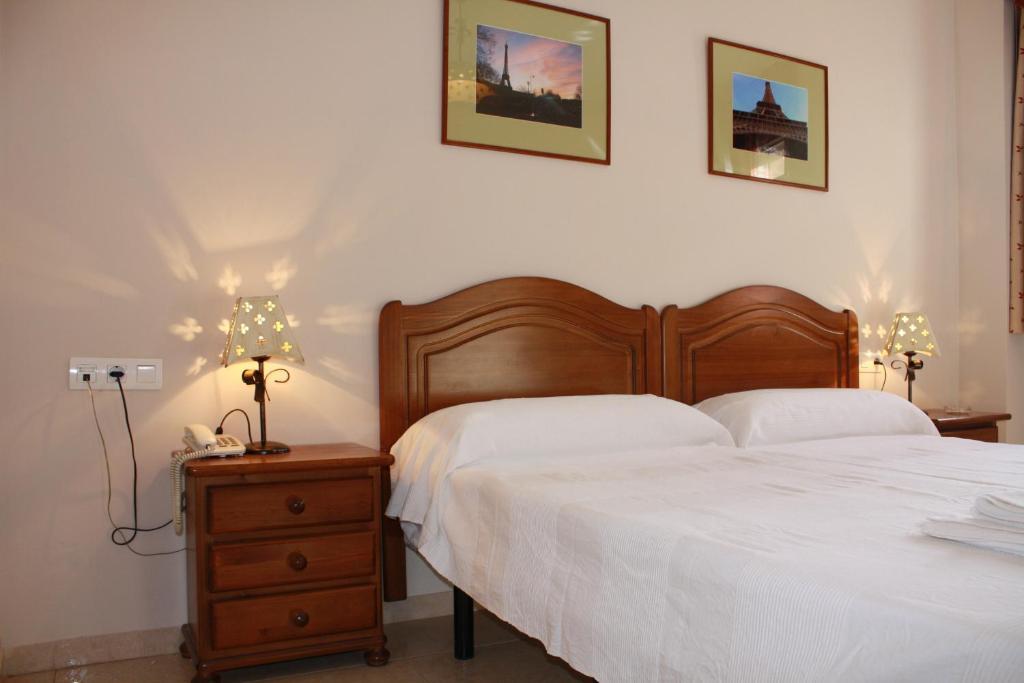 Hostal Carlos 2 La Linea de la Concepcion Bagian luar foto
