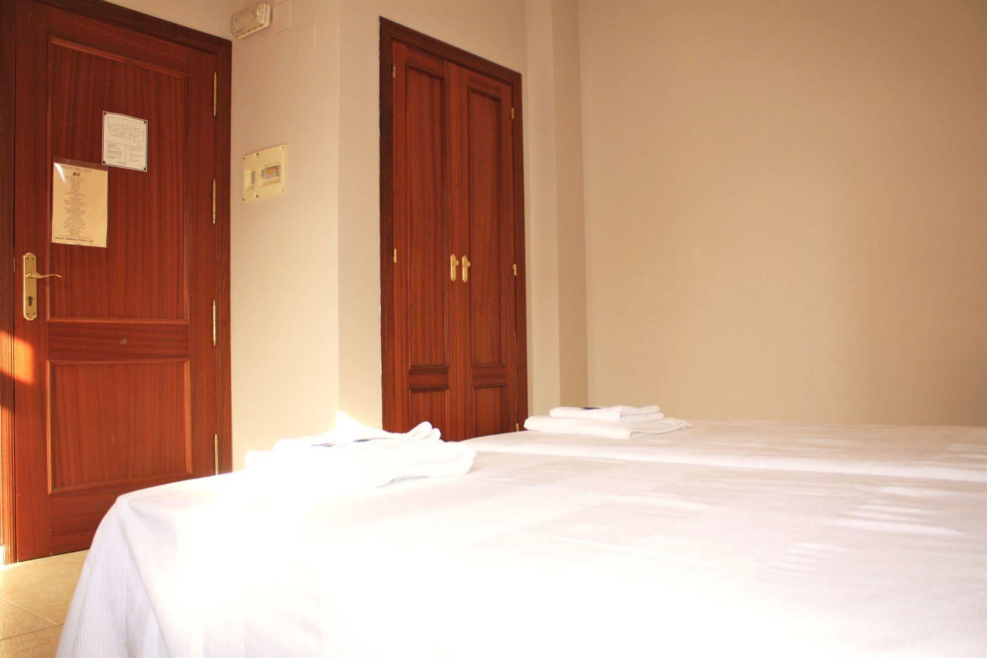 Hostal Carlos 2 La Linea de la Concepcion Bagian luar foto