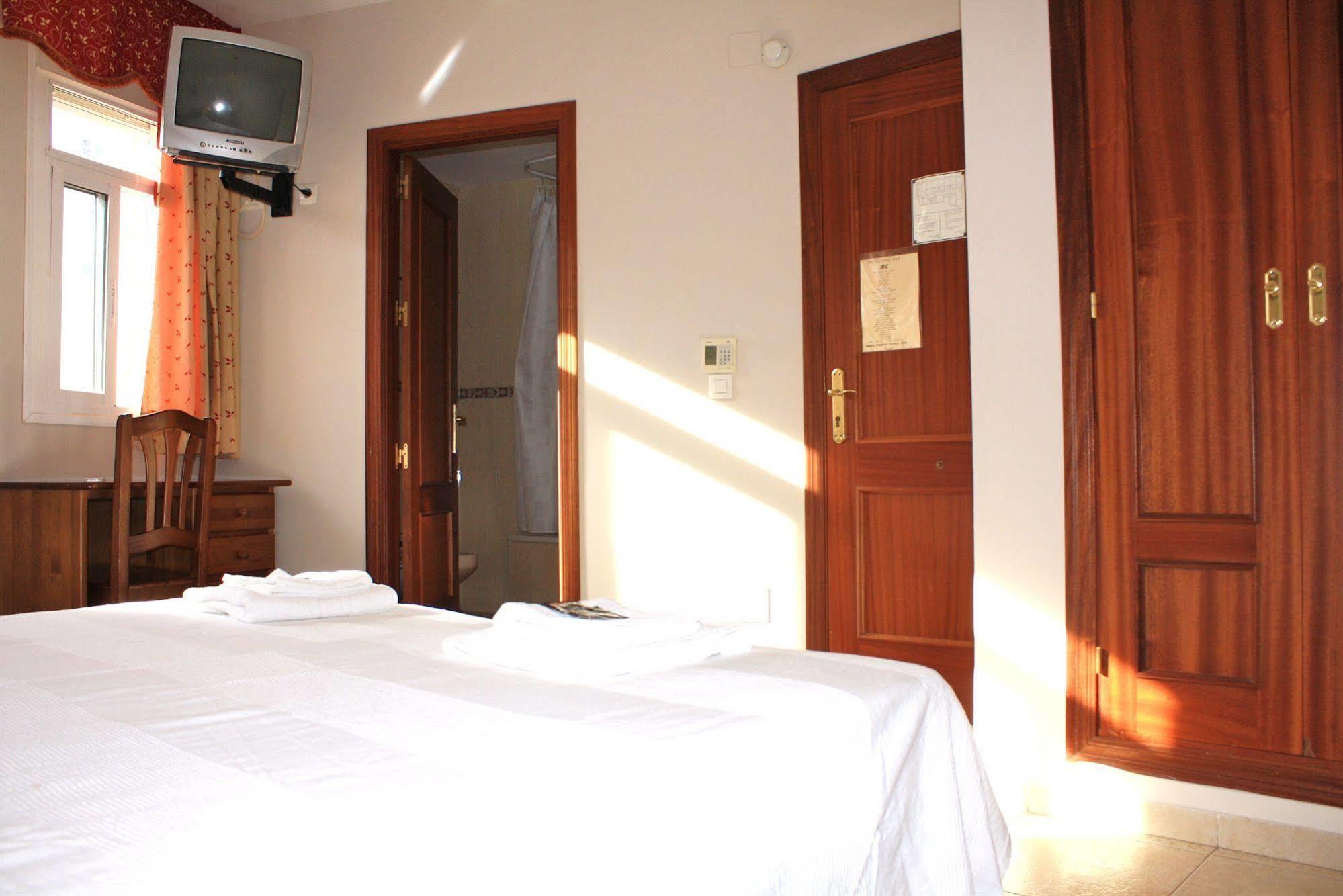 Hostal Carlos 2 La Linea de la Concepcion Bagian luar foto