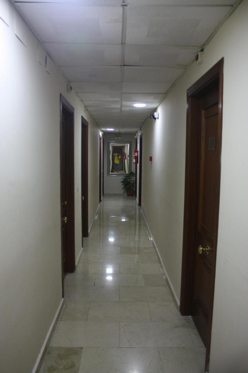 Hostal Carlos 2 La Linea de la Concepcion Bagian luar foto